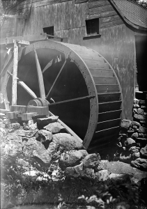 The 1650 Grist Mill waterwheel on Mill Brook, in New London, Connecticut. Historic American Buildings Survey, after 1933. Library of Congress: 024588.